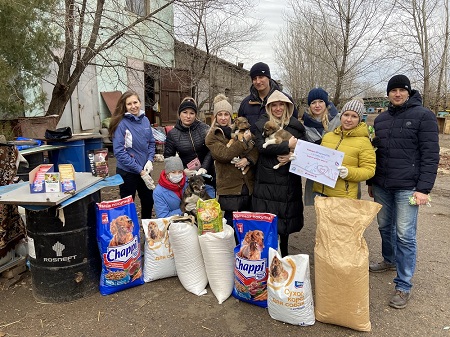 Более 2 тонн корма для бездомных собак и кошек собрали сотрудники ТМК и Группы Синара в #ЩедрыйВторник
