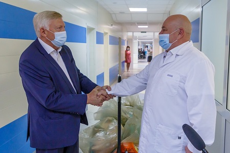Студенты УрФУ и врачи Каменска-Уральского получили помощь от БФ «Синара»