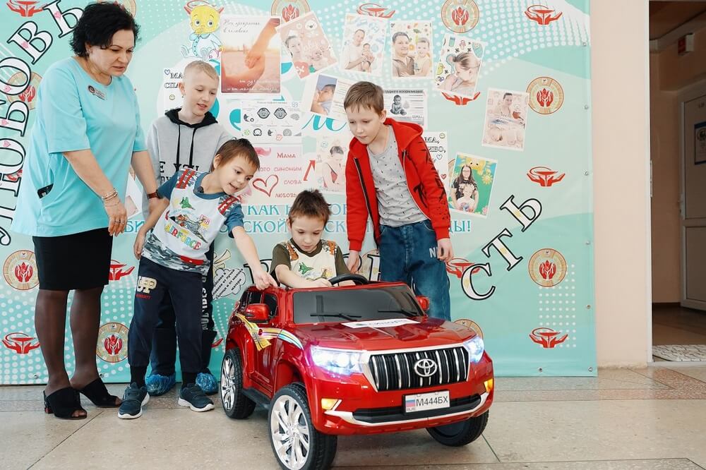 БФ «Синара» передал детские электромобили в больницы восьми городов России 
