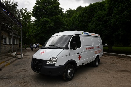 Благотворительный фонд «Синара» совместно с предприятиями Таганрога приобрел машину скорой помощи для города